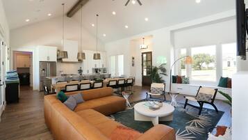 Smart TV, fireplace, stereo