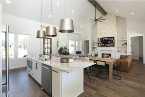 Geladeira, micro-ondas, fogão, cooktop