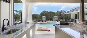Movie Theater~Heated Pool-Hot Tub~Games~ Playground