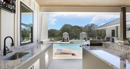 Movie Theater~Heated Pool-Hot Tub~Games~ Playground
