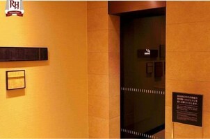 Un ascensor con un letrero que indica que pertenece al hotel 'Royal Hawaiian'.