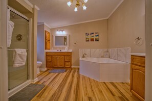 Jetted bath, hair dryer, towels, soap - Dandridge House at the Lake (Dandridge)