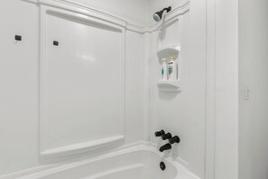 Secador de cabelo, toalhas de banho, sabonete, shampoo