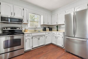 ثلاجة، ميكروويف، فرن، موقد طهي مسطح