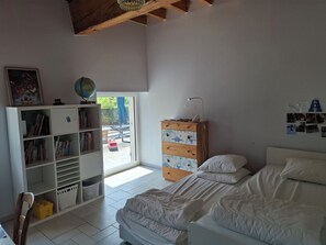 4 bedrooms, iron/ironing board, free WiFi