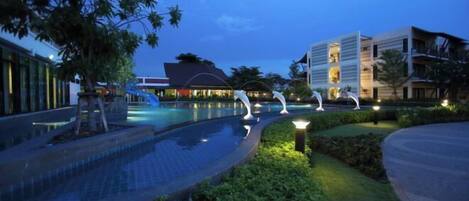 สระว่ายน้ำกลางแจ้ง