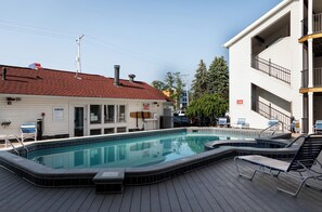 室外游泳池，恒温泳池