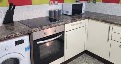 City Centre 2 Bed 2 Bath 5 guests Cheapest Parking