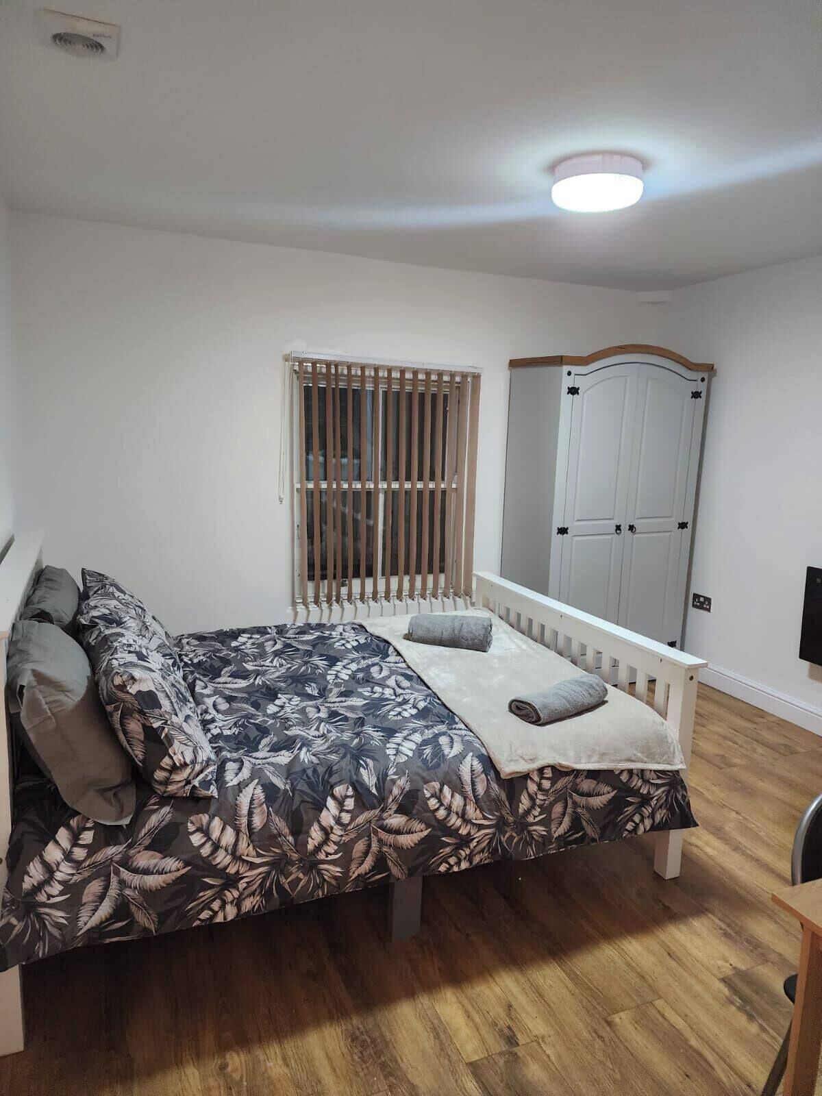 2 slaapkamers, een bureau, een strijkplank/strijkijzer, wifi