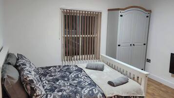 2 slaapkamers, een bureau, een strijkplank/strijkijzer, wifi