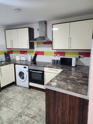 Kylskåp och vattenkokare