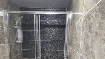 Sèche-cheveux, serviettes fournies, papier toilette