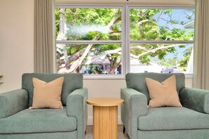 Smart-TV, Kamin, Bücher, Stereoanlage