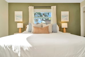 4 bedrooms, desk, iron/ironing board, travel cot - Salty Flamingo - Heated Pool - Close to beaches - Hot Tub - Golf - Fire Pit (Largo)
