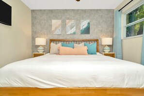 4 bedrooms, desk, iron/ironing board, travel crib