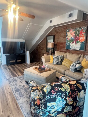 Cozy Loft from 1860 in Frenchtown facing Katy trail St Charles MO