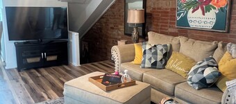 Cozy Loft from 1860 in Frenchtown facing Katy trail St Charles MO