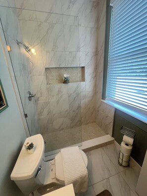SĂšche-cheveux, serviettes fournies, savon, papier toilette