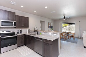 ثلاجة، ميكروويف، فرن، غسالة أطباق