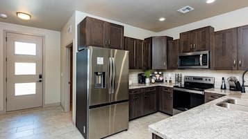 Een koelkast, een magnetron, een oven, een vaatwasser