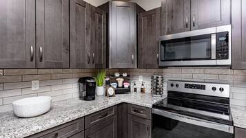 Refrigerador, microondas, horno y lavavajillas