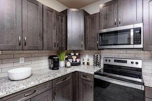 ثلاجة، ميكروويف، فرن، غسالة أطباق