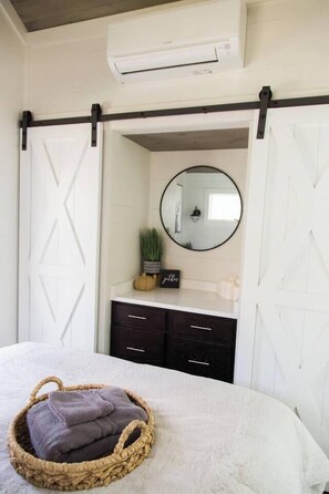 3 bedrooms, travel crib, WiFi, bed sheets