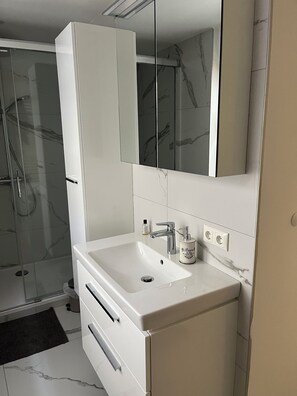 Douche, sèche-cheveux, serviettes fournies, savon