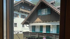 Un edificio de madera tradicional con balcón y zona de estar al aire libre.