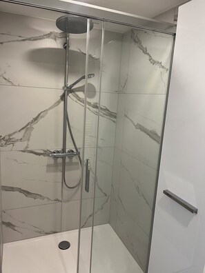 Ducha, secador de pelo, toallas, jabón