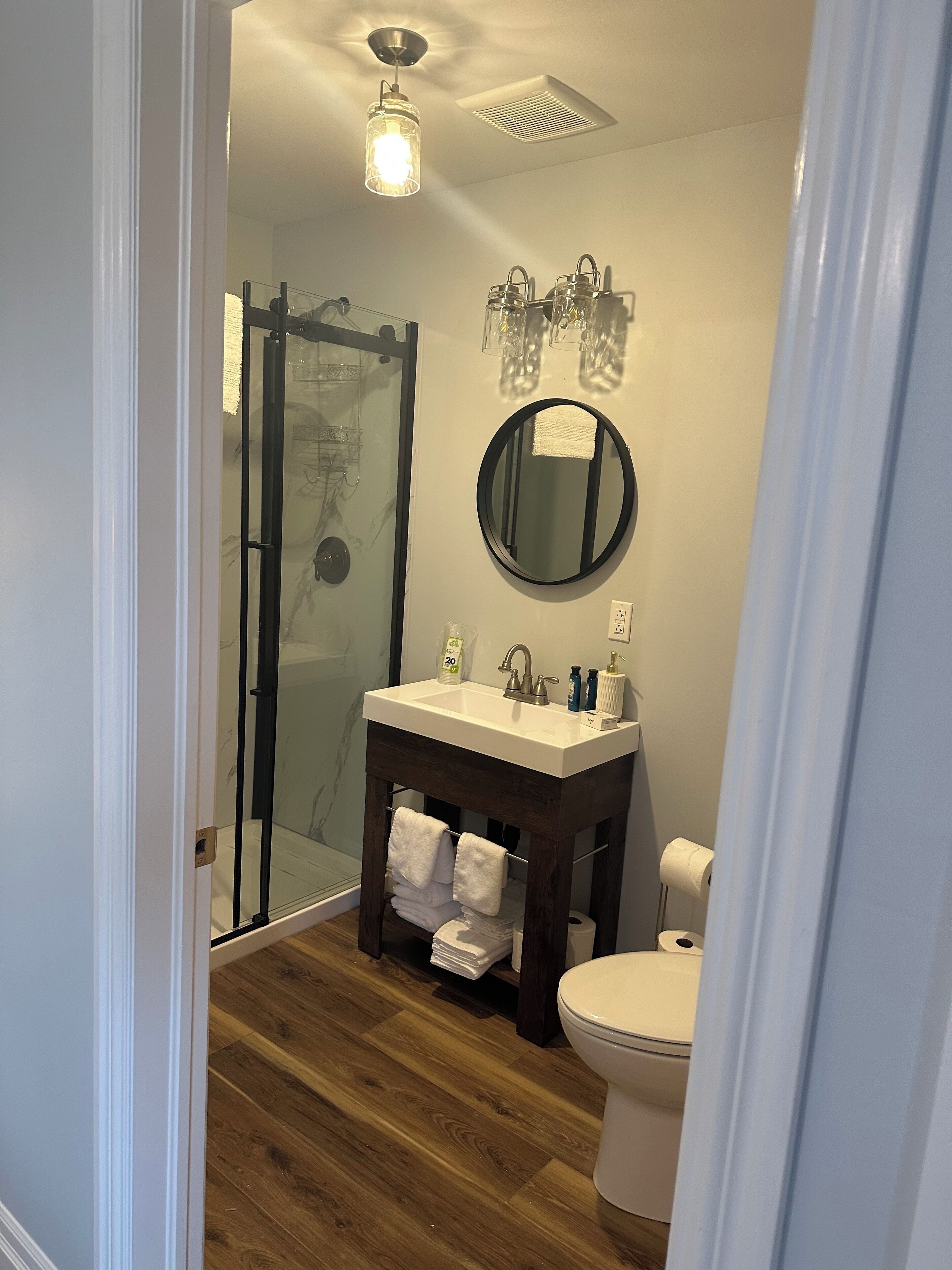 Shower, pengering rambut, handuk, dan tisu toilet