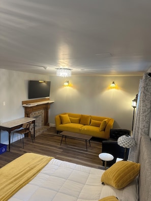 Deluxe Studio Suite | Living area