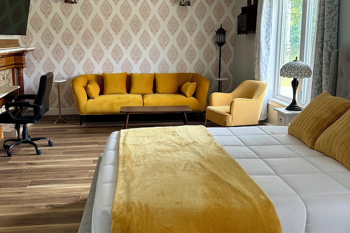 Deluxe Studio Suite | 1 bedroom, iron/ironing board, free WiFi, bed sheets