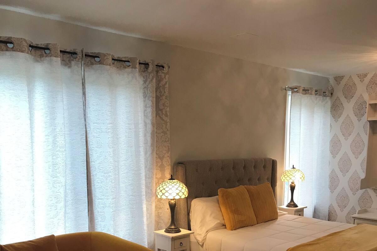 Deluxe Studio Suite | Iron/ironing board, free WiFi, bed sheets