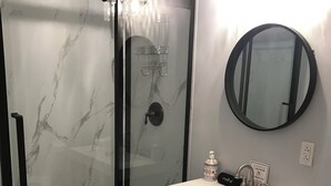Secadora de cabello, toallas, jabón, papel de baño 