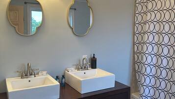 Deluxe Apartment, 2 Bedrooms, Harbour View | Bathroom