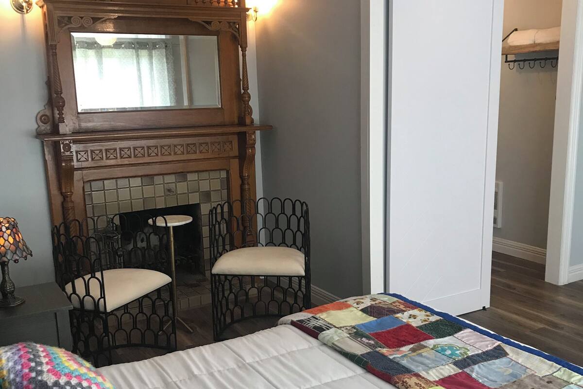Deluxe Studio Suite, 1 Queen Bed | Iron/ironing board, free WiFi, bed sheets