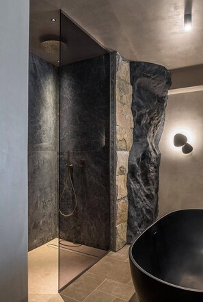 淋浴设施、毛巾、肥皂、洗发水