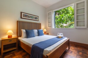 3 habitaciones, tabla de planchar con plancha y cuna de viaje 