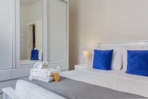 3 habitaciones, tabla de planchar con plancha y cuna de viaje 