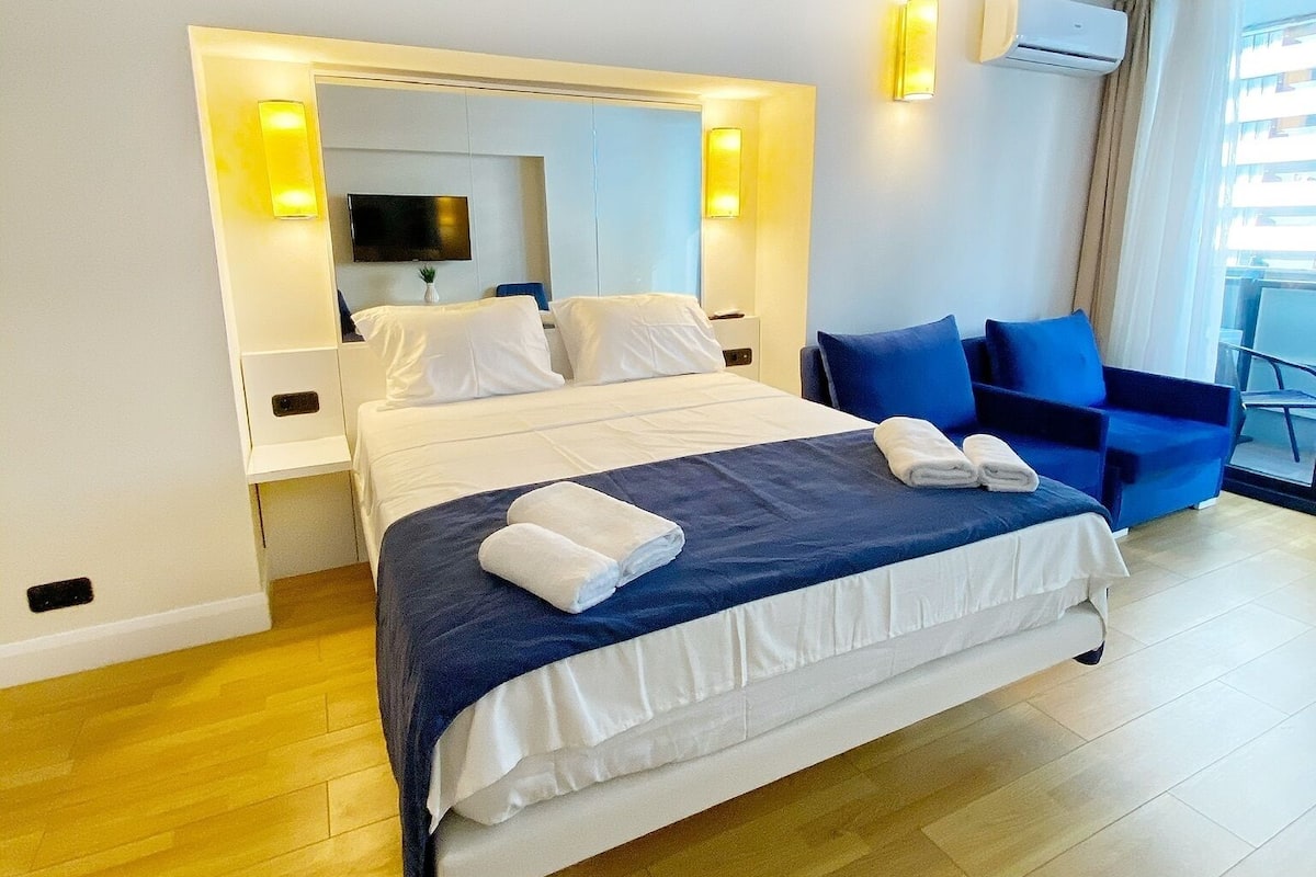 Monolocale familiare, balcone, vista mare | Materassi Select Comfort, con stile personalizzato