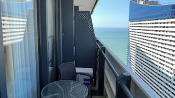 Chambre Quadruple Confort, 1 très grand lit et 1 canapé-lit, balcon, vue mer | Extérieur