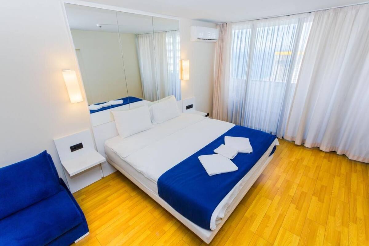 เบสิกสตูดิโอ | เครื่องนอนป้องกันสารก่อภูมิแพ้, เตียง Select Comfort, ผ้าม่านกันแสง