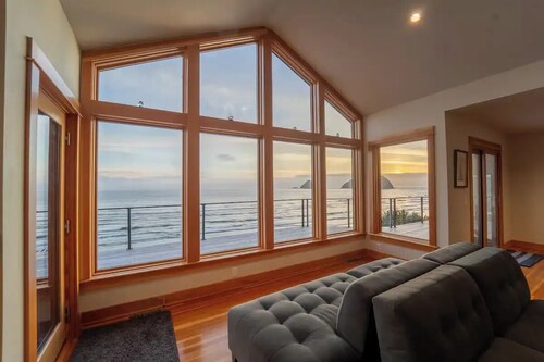 Beach, Please!
Modern Oceanfront Haven