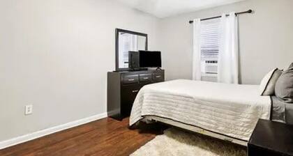 2 bed condo - 1 block to Quarter. Very walkable.