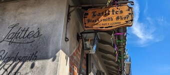 2 bed condo - 1 block to Quarter. Very walkable.