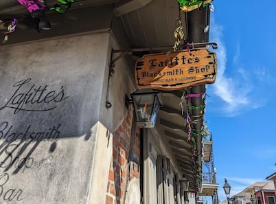 2 bed condo - 1 block to Quarter. Very walkable.
