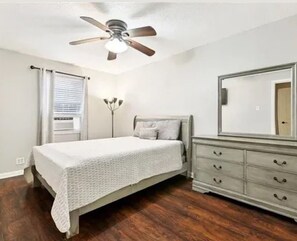 2 slaapkamers, een strijkplank/strijkijzer, gratis wifi, beddengoed