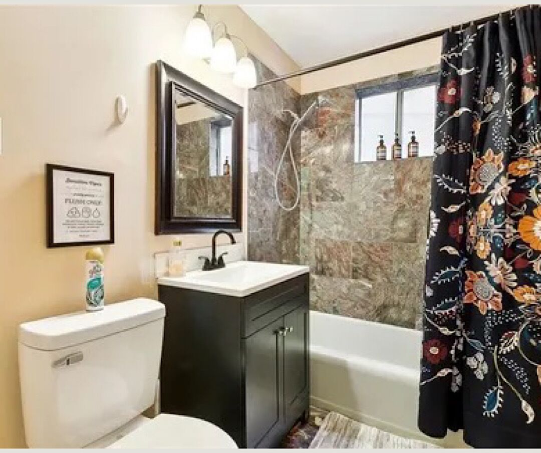 Een haardroger, handdoeken, zeep, shampoo