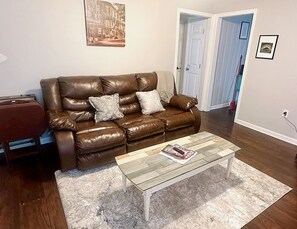 Smart TV, DVD player - 2 bed condo - 1 block to Quarter. Very walkable. (New Orleans)